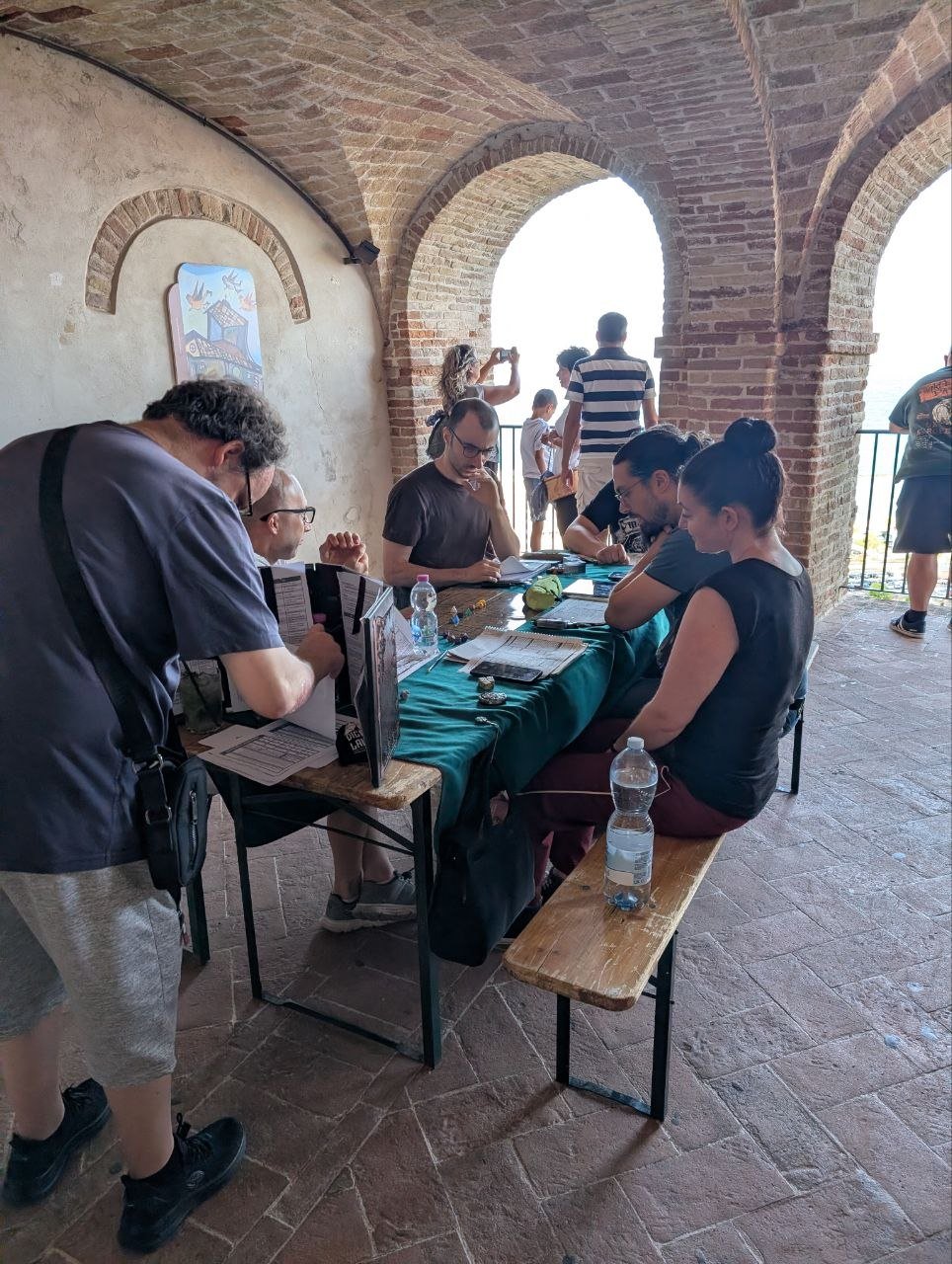 Un tavolo di gioco di ruolo sotto gli archi del Vecchio Incasato
